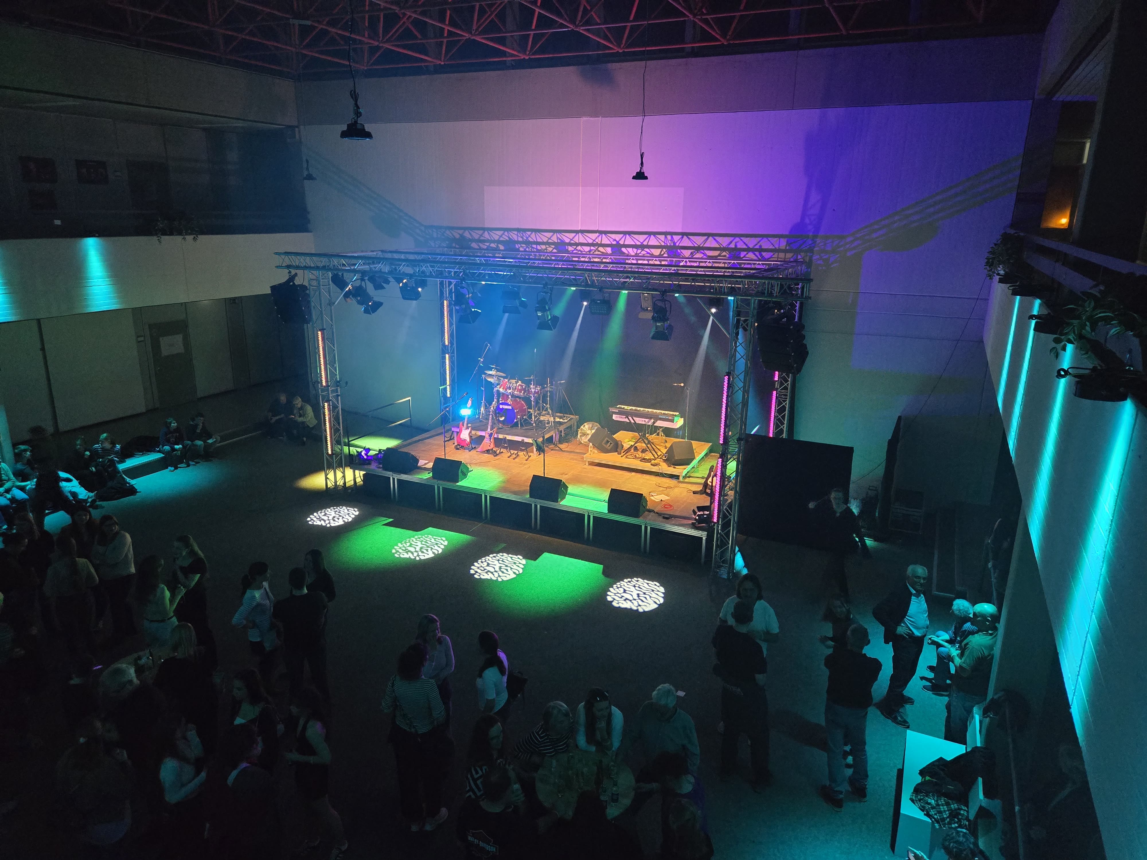 Desirence Bühne und Publikum in der Halle aus der Totale